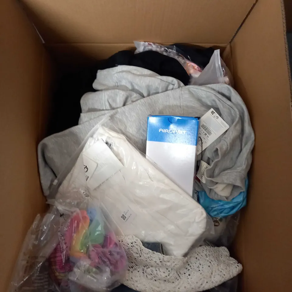 BOX OF APPROX 35 ASSORTED CLOTHING ITEMS TO INCLUDE - DRESSES, T-SHIRTS AND TROUSERS