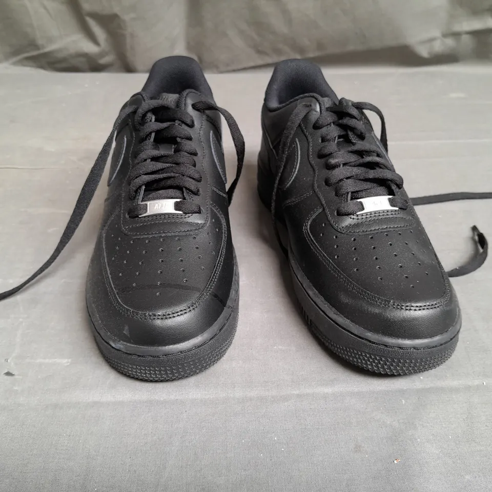 PAIR OF NIKE AIR FORCE 1 BLACK TRAINERS SIZE UK 8.5