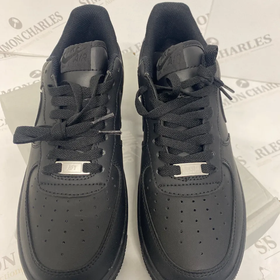 BOXED PAIR OF NIKE AIR FORCE 1 '07 BLACK TRAINERS SIZE 7.5