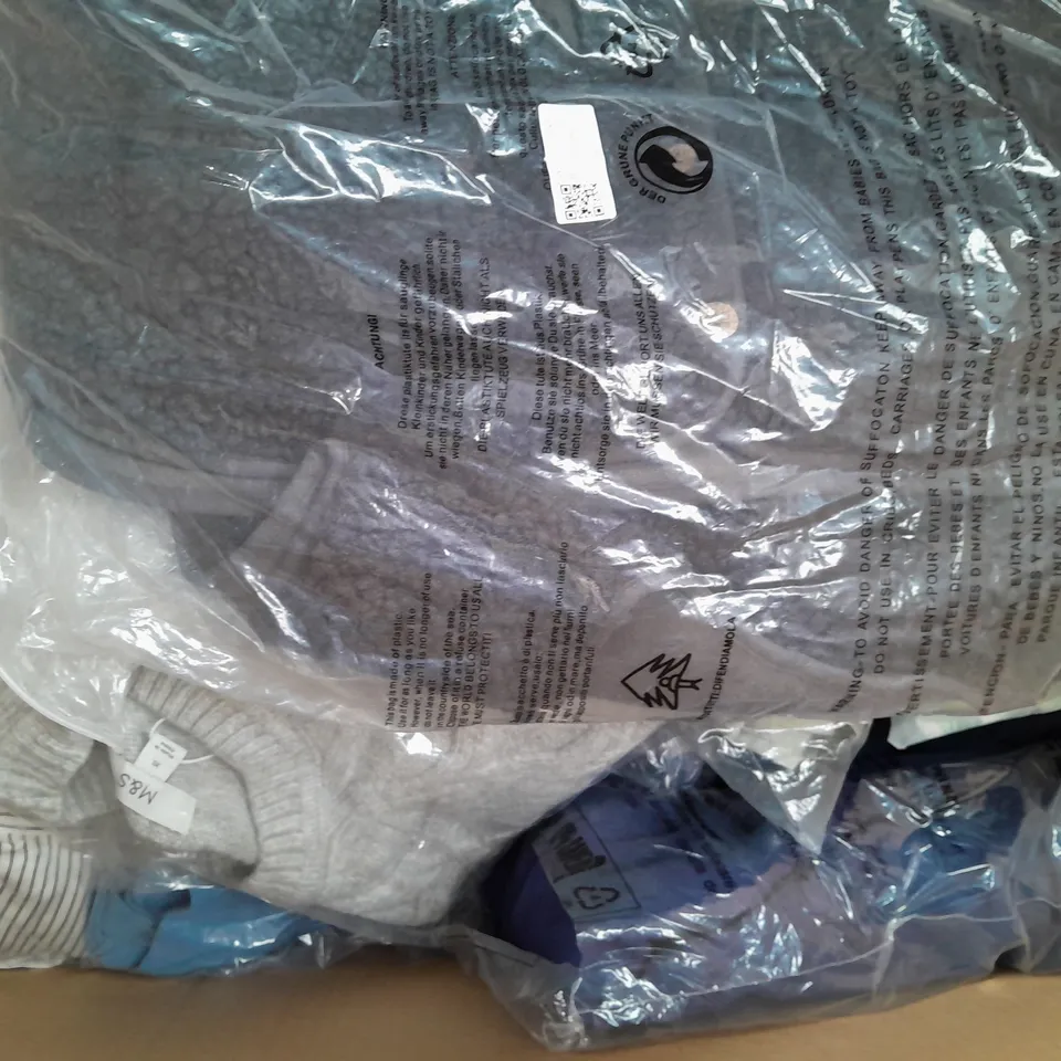BOX OF APPROXIMATELY 20 ASSORTED CLOTHING AND FASHION ITEMS IN VARIOUS STYLES, SIZES, AND COLOURS 