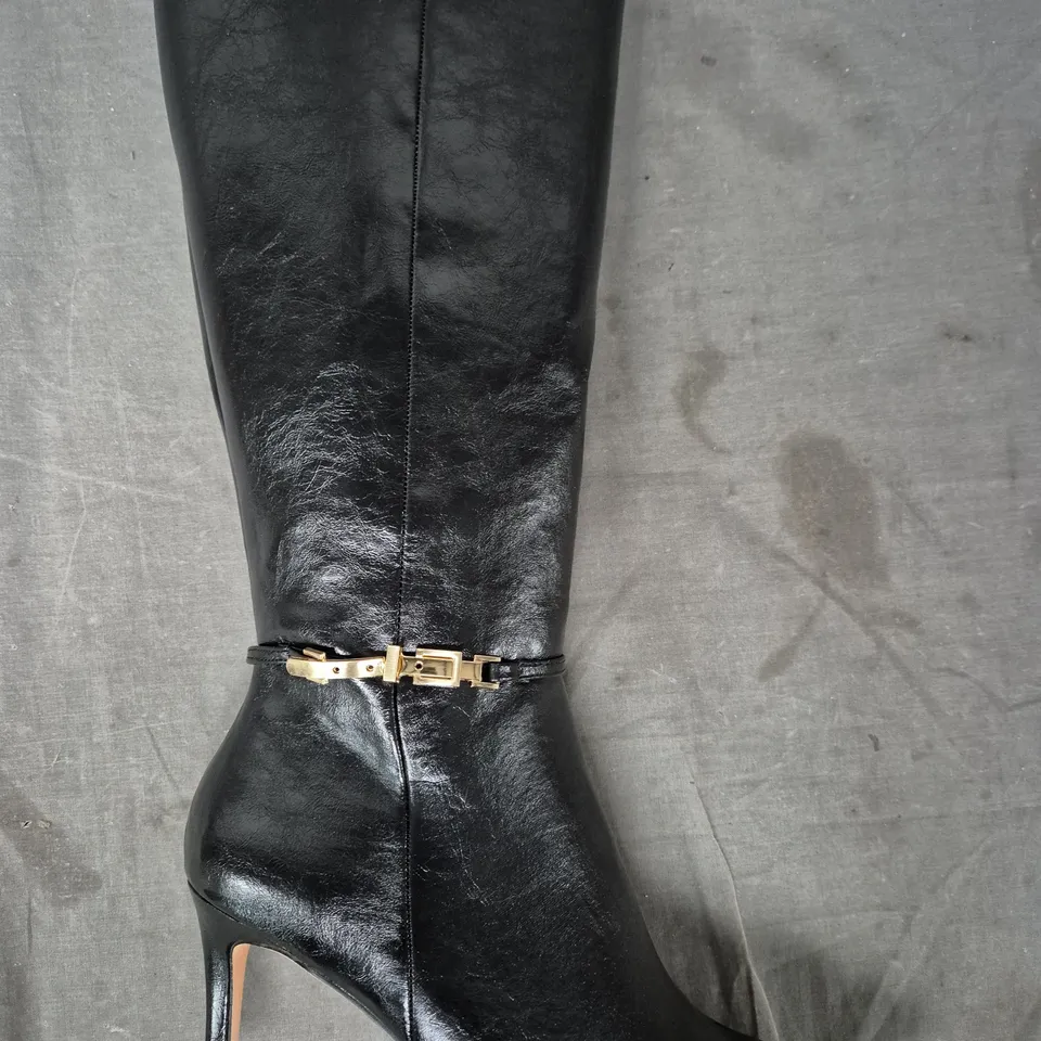 BOXED PAIR OF V BY VERY POINTED TOE STILETTO HEEL KNEE-HIGH BOOTS IN BLACK SIZE 7