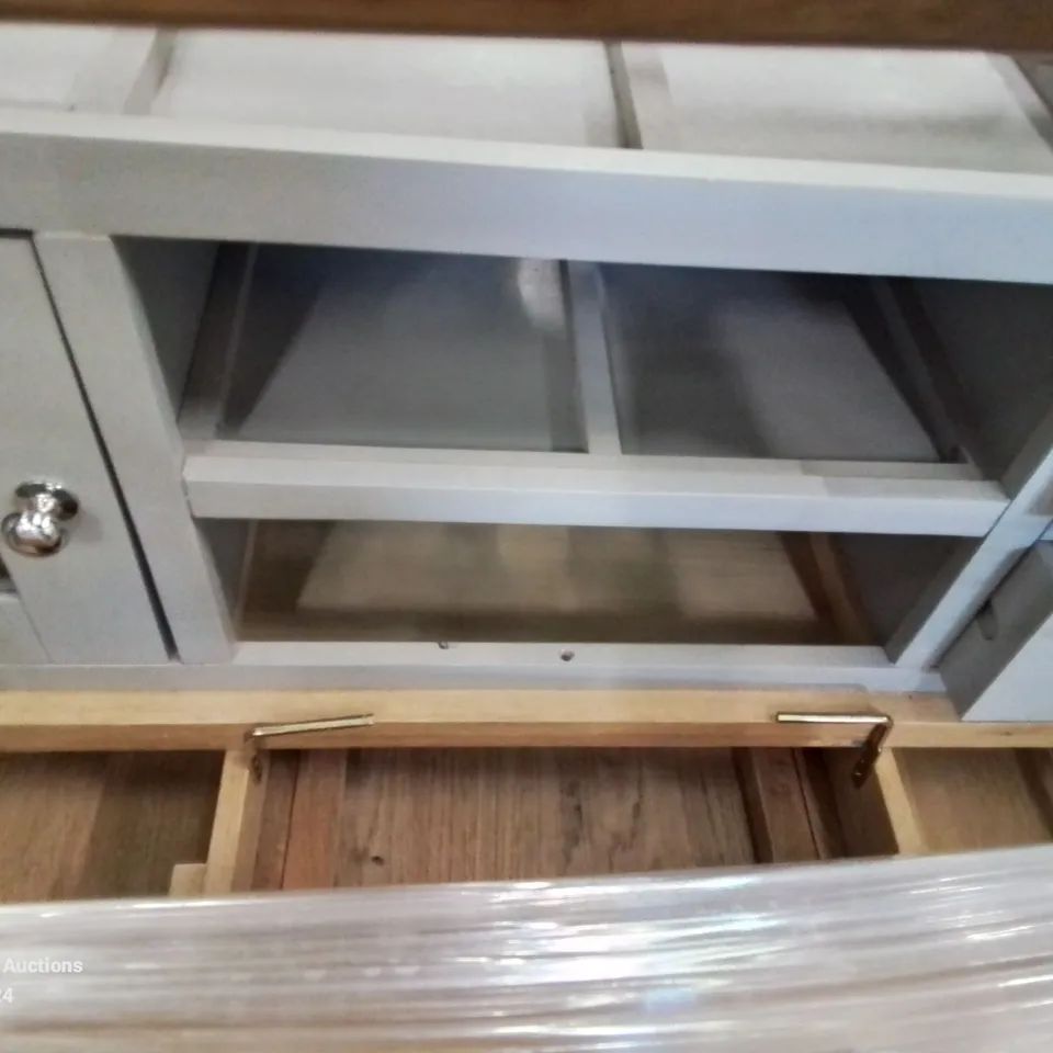 PALLET CONTAINING VARIOUS SIDEBOARD AND FURNITURE PARTS 