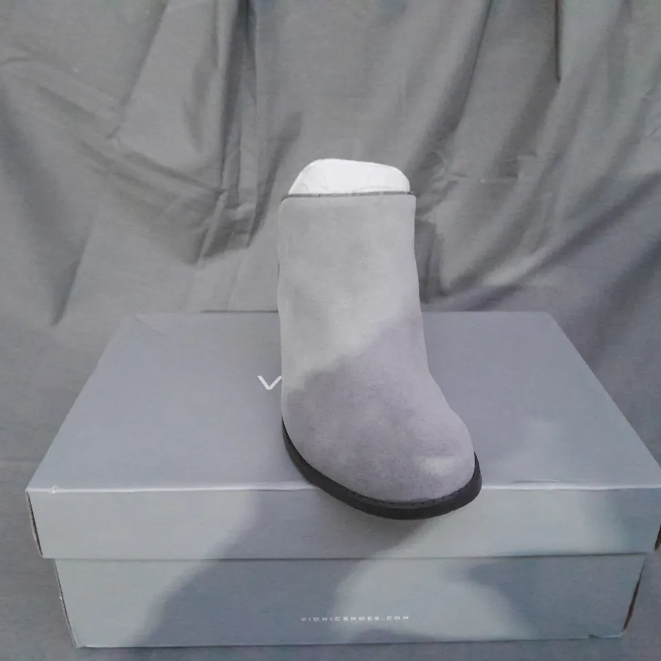BOXED PAIR OF VIONIC MARISSA ANKLE BOOTS IN CHARCOAL SIZE 5.5 