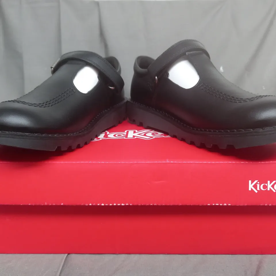 BOXED PAIR OF KICKERS KIDS SCHOOL SHOES IN BLACK EU SIZE 39 
