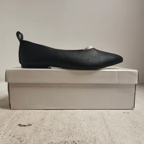 BOXED PAIR OF UNBRANDED SLIP-ON SHOES IN BLACK SIZE 4