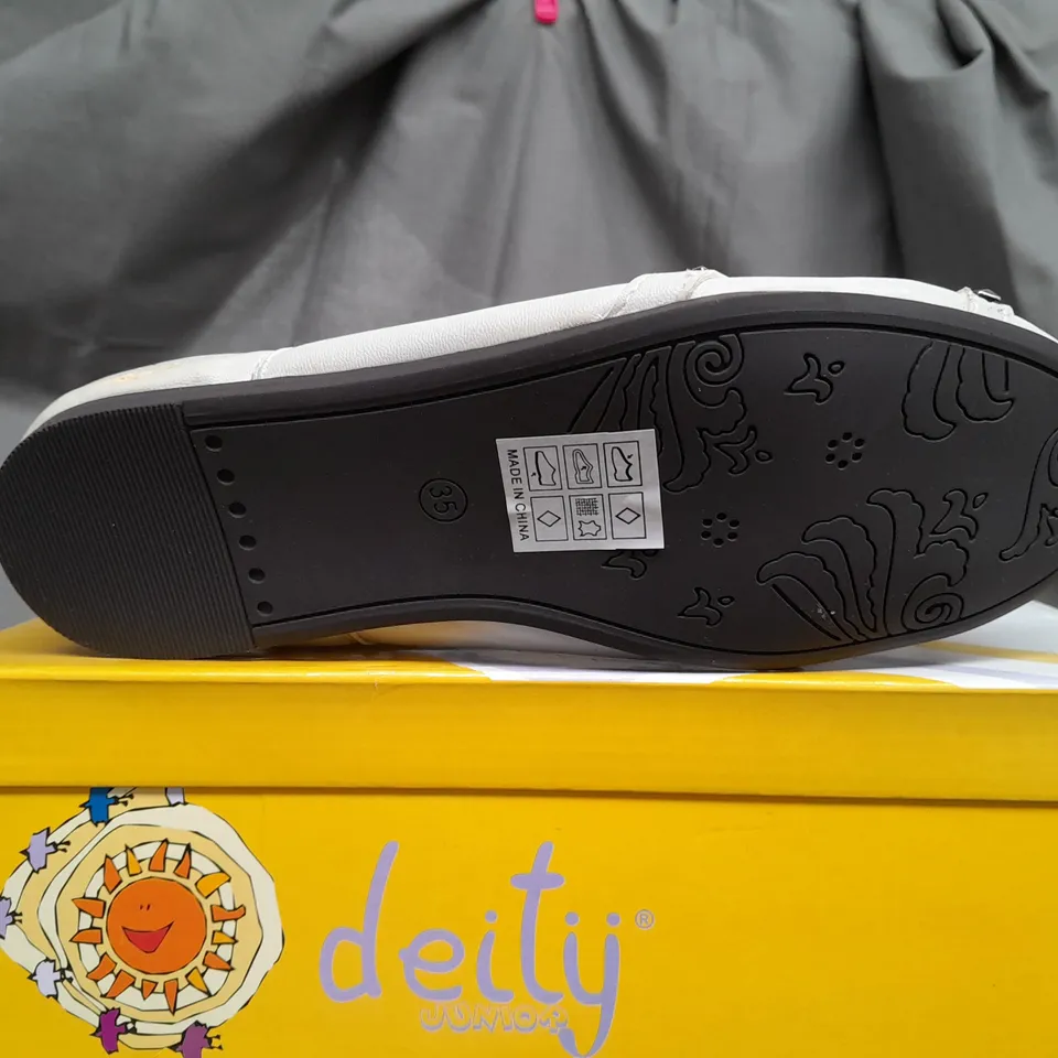 BOX OF APPROX 16 DEITY JUNIOR OFF WHITE OPEN TOP SHOES IN VARIOUS SIZES
