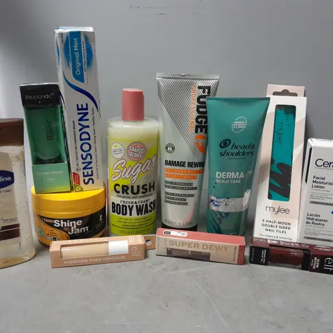 APPROX 20 ASSORTED BEAUTY PRODUCTS TO INCLUDE FUDGE CONDITIONER, E.L.F LIP OIL, SOAP&GLORY BODY WASH, ETC 