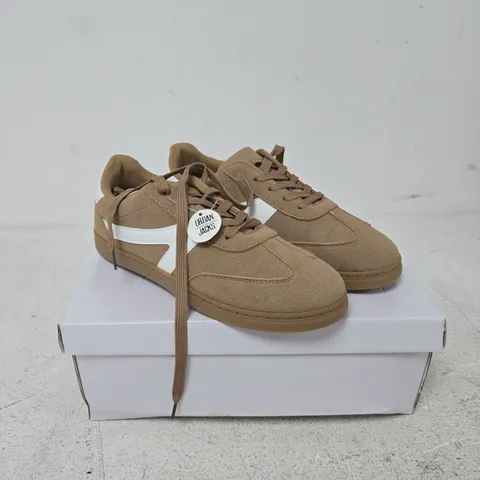 URBAN JACKS MATISE TAUPE TRAINERS – UK SIZE 6