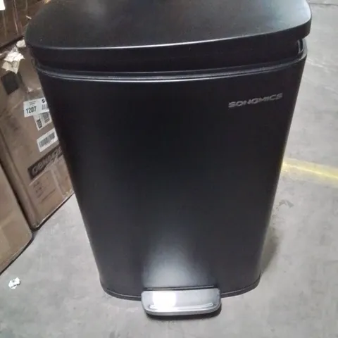 BOXED SONGMICS PRESSURE PEDAL TRASH CAN