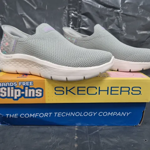 BOXED PAIR OF SKECHERS GO WALK FLEX SUNSET ROSE SLIP-IN TRAINERS IN GREY SIZE 5.5