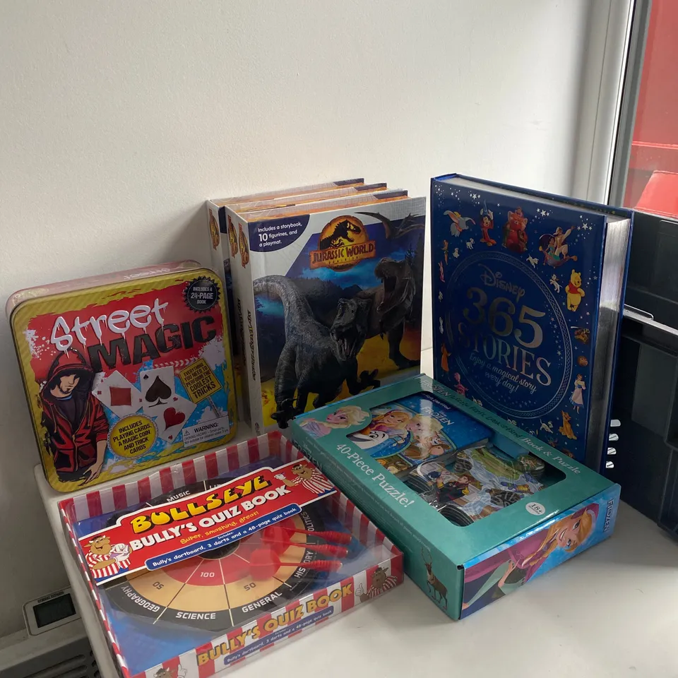 BOX OF 7 ASSORTED ITEMS TO INCLUDE: 3 X JURASSIC WORLD DOMINION STORYBOOK SET, STREET MAGIC SET, BULLSEYE GAME
