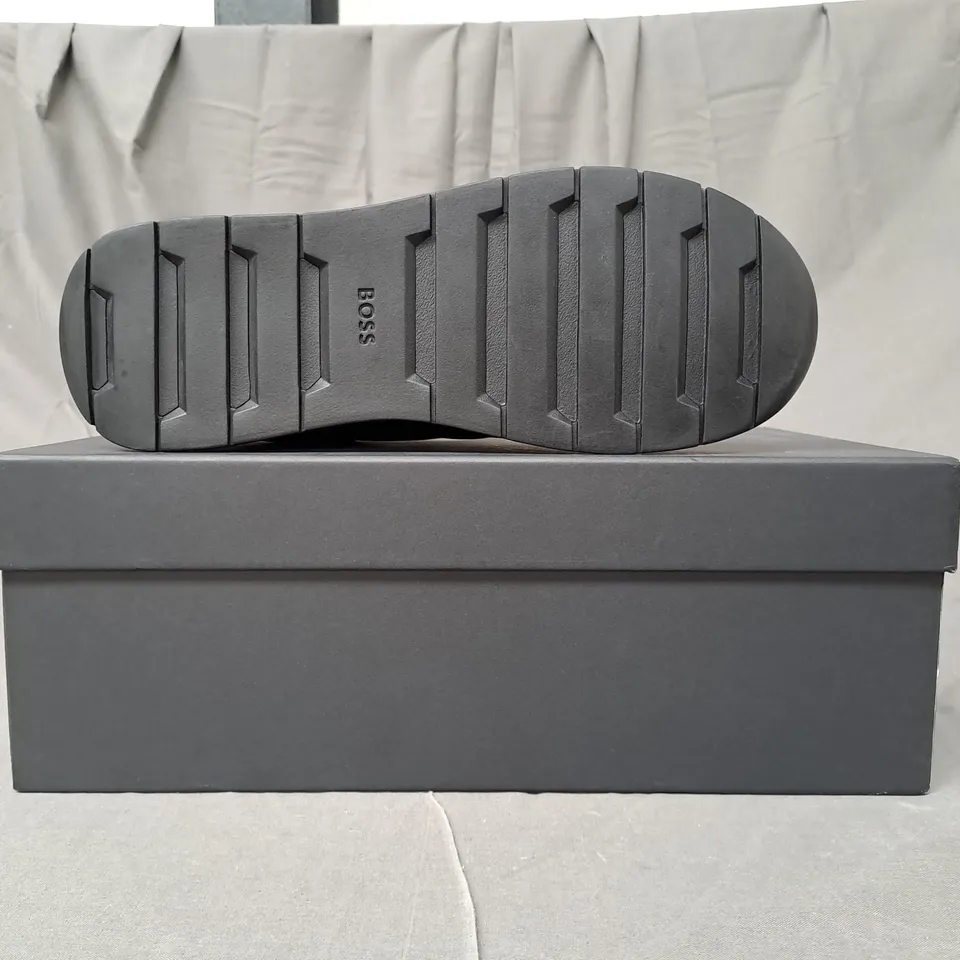 BOXED PAIR OF BOSS TITANIUM RUNN LOW PROFILE TRAINERS IN BLACK UK SIZE 6