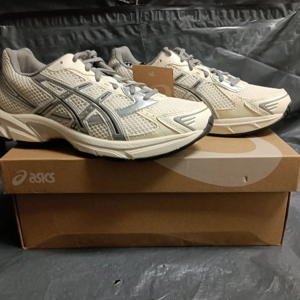 BOXED PAIR OF ASICS GEL-1130 TRAINERS IN CREAM/CLAY GREY SIZE UK 6