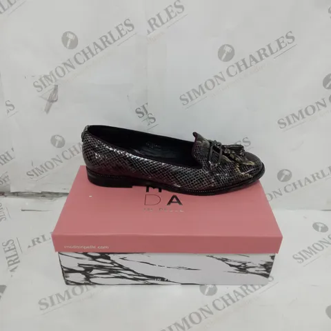 BOXED PAIR OF MODA IN PELLE FRIANI TASSEL LOAFER SIZE 7