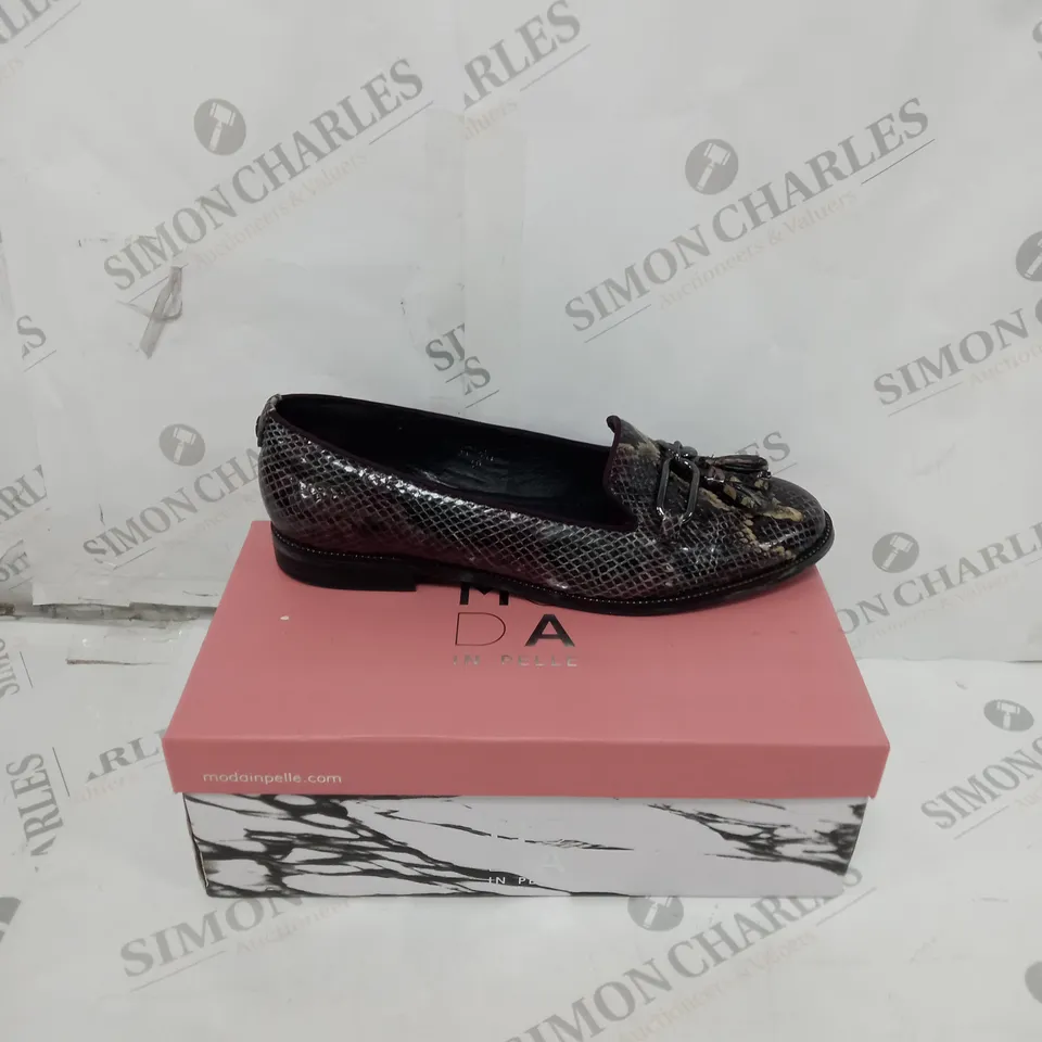 BOXED PAIR OF MODA IN PELLE FRIANI TASSEL LOAFER SIZE 7