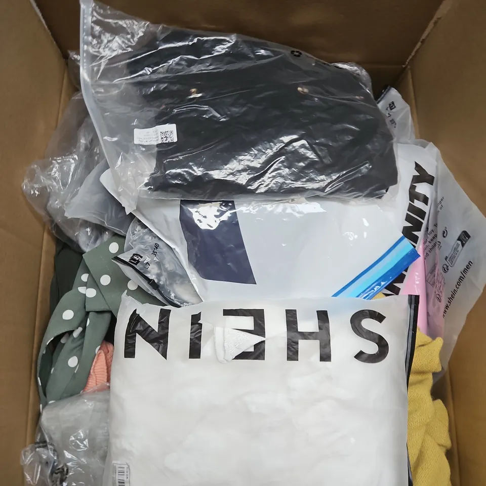 APPROXIMATELY 20 ASSORTED CLOTHING ITEMS IN VARIOUS SIZES, STYLES AND COLOURS