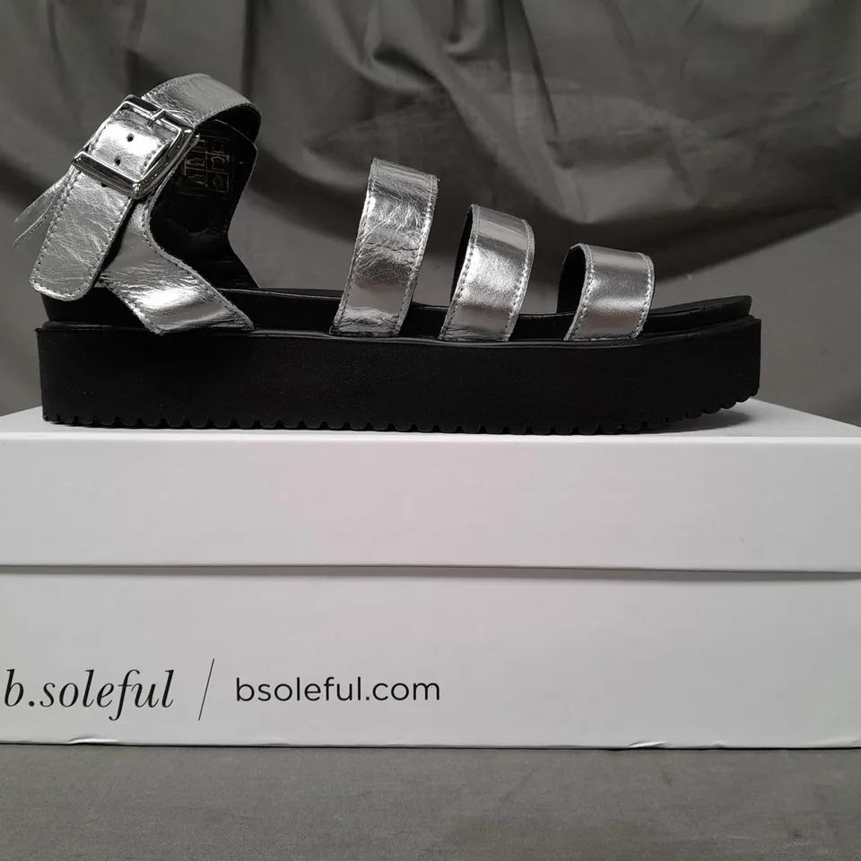 BOXED PAIR OF B.SOLEFUL OPEN TOE FLATFORM SANDALS IN METALLIC SILVER EU SIZE 39