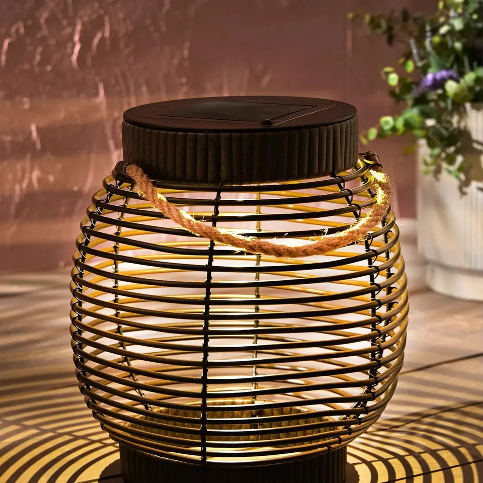 BRAND NEW BOXED BASKET SHAPED CORAL BAY SOLAR RATTAN LAMP 