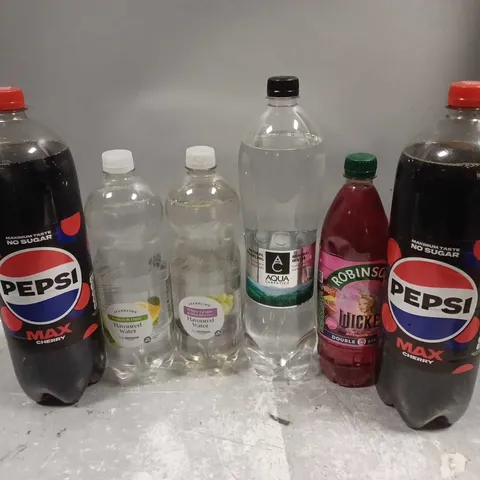 APPROXIMATELY 6 ASSORTED DRINKS ITEMS TO INCLUDE PEPSI MAX CHERRY (2L), ROBINSONS DOUBLE STRENGTH (750ml), AQUA CARPATICA SPARKLING MINERAL WATER (1.5L) - COLLECTION ONLY