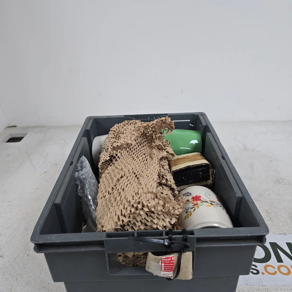 TOTE OF APPROXIMATELY 8 ASSORTED HOUSEHOLD ITEMS TO INCLUDE OLIVER BONAS CUP, MARKS AND SPENCER BOWL, IGLU OVEN SAFE FOOD CONTAINERS ETC