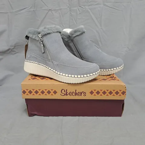 BOXED PAIR OF SKECHERS WILSHERE BOOTS IN GREY SIZE 6
