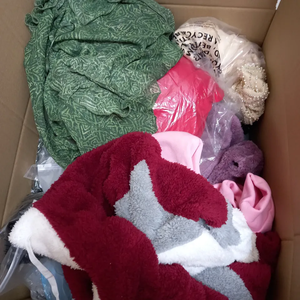 BOX OF APPROXIMATELY 25 ASSORTED CLOTHING ITEMS TO INCUDE - BAG ,SOCKS , DRESS ETC