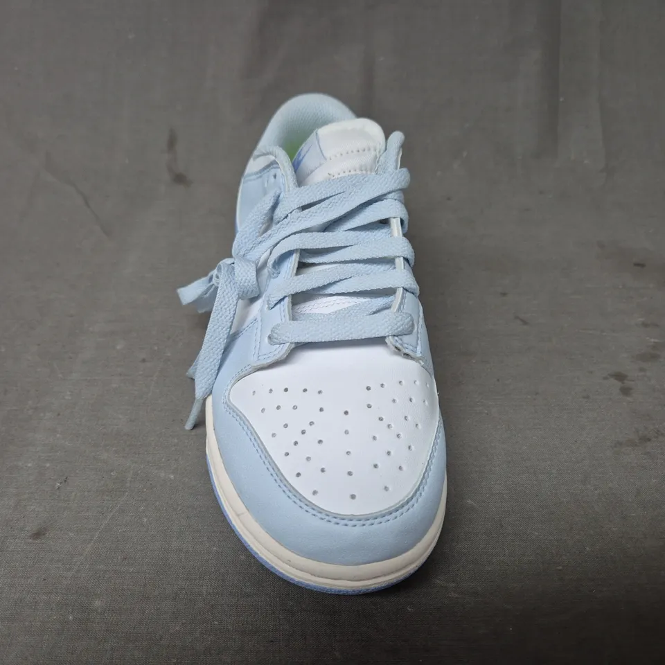 BOXED PAIR OF NIKE WOMEN'S DUNK LOW SHOES IN BLUE/LIGHT BLUE/WHITE UK SIZE 3.5