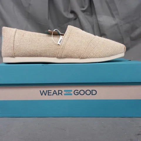 BOXED PAIR OF TOMS CANVAS SLIP-ON SHOES IN SAND UK SIZE 10.5