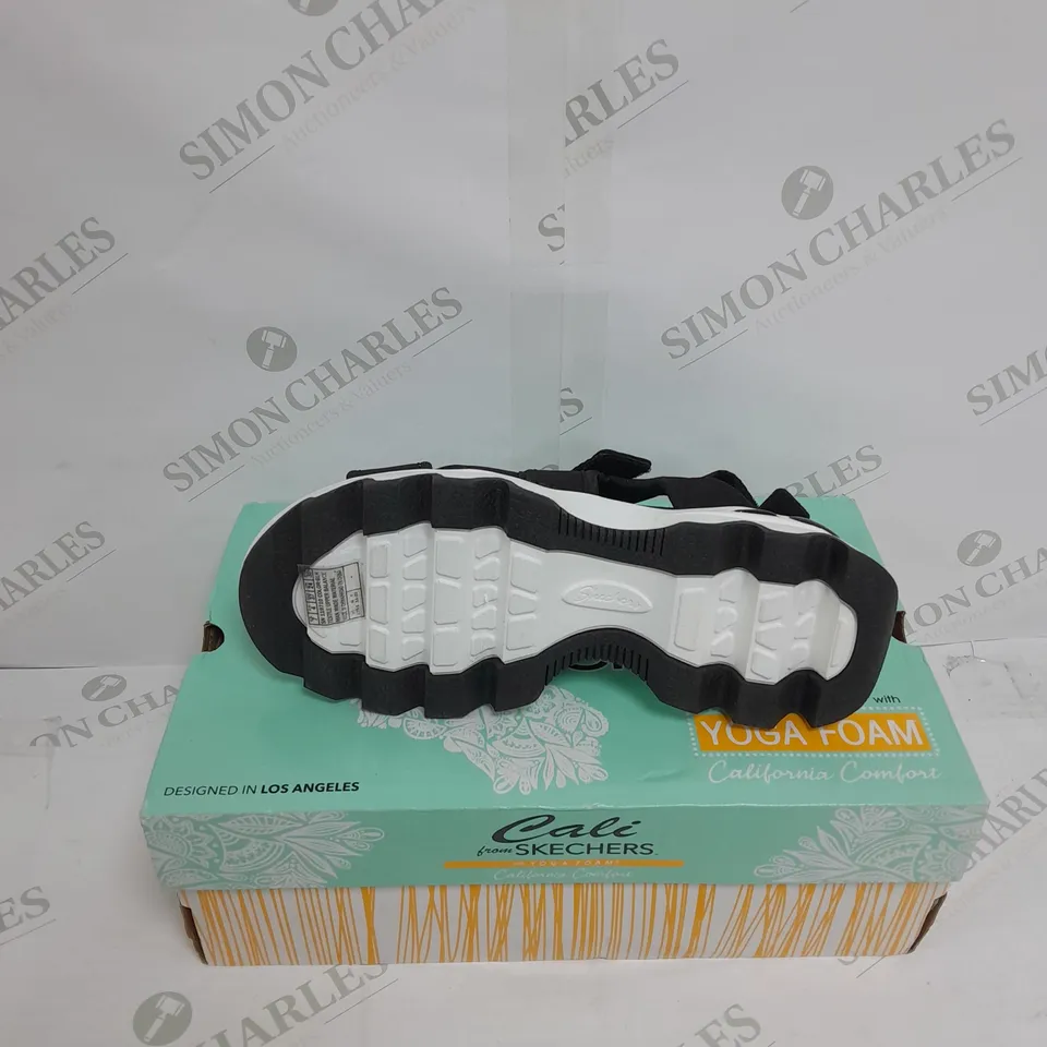 BOXED PAIR OF SKECHERS BIG LUG SANDALS IN BLACK SIZE 4