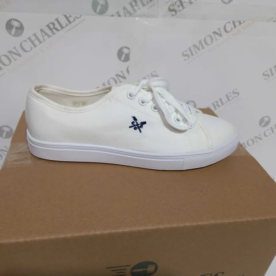 BOXED CREW CLOTHING COMPANY DANIELLE CANVAS TRAINING SHOES IN WHITE - EU SIZE 38
