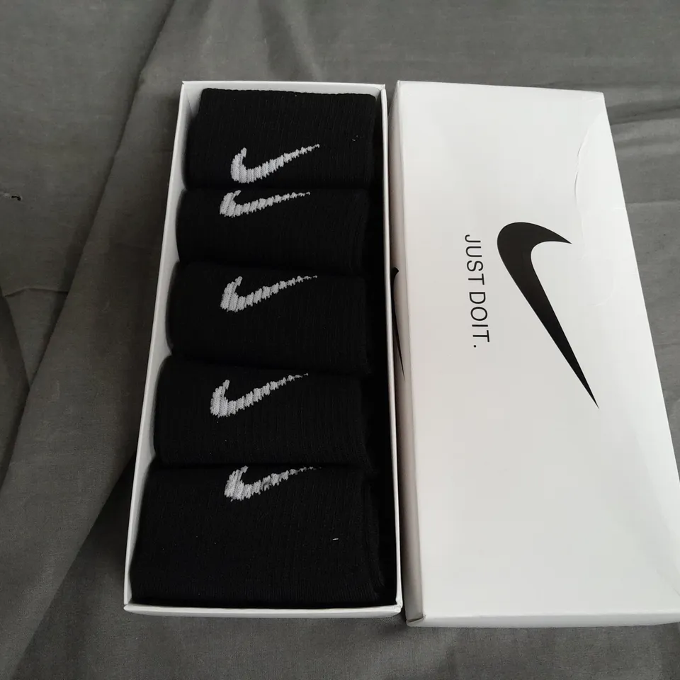 NIKE SET OF 5 SOCKS IN BLACK
