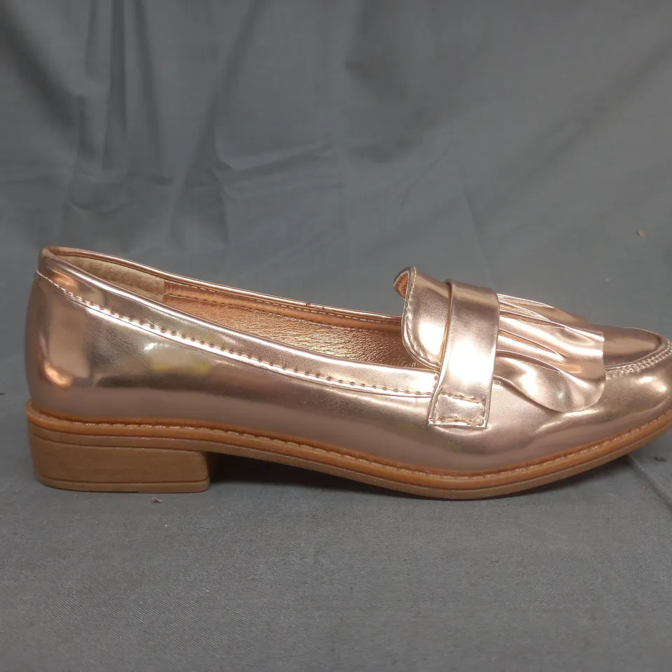 BOXED PAIR OF KELSI ROSE GOLD LOAFERS SIZE 4