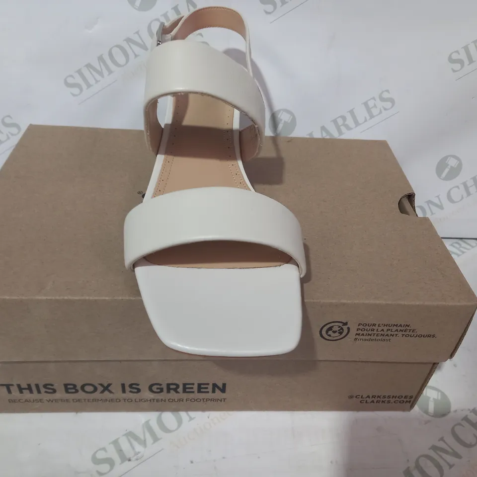 BOXED PAIR OF CLARKS SEREN 25 STRAP LEATHER SANDALS IN WHITE UK SIZE 6.5