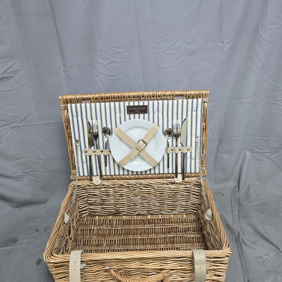 TODHUNTER ENGLAND PICNIC BASKET WITH BUILT-IN CUTLERY SET – STRIPED INTERIOR
