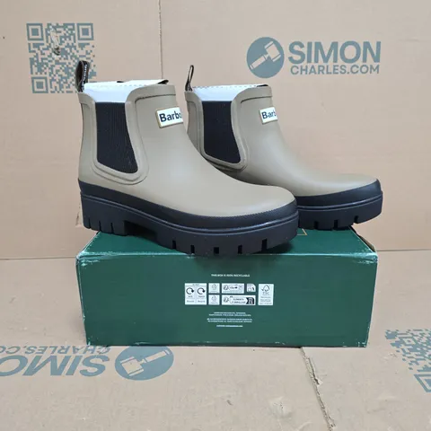 BOXED PAIR OF BARBOUR HALTON WELLINGTON BOOTS IN BROWN SIZE 7