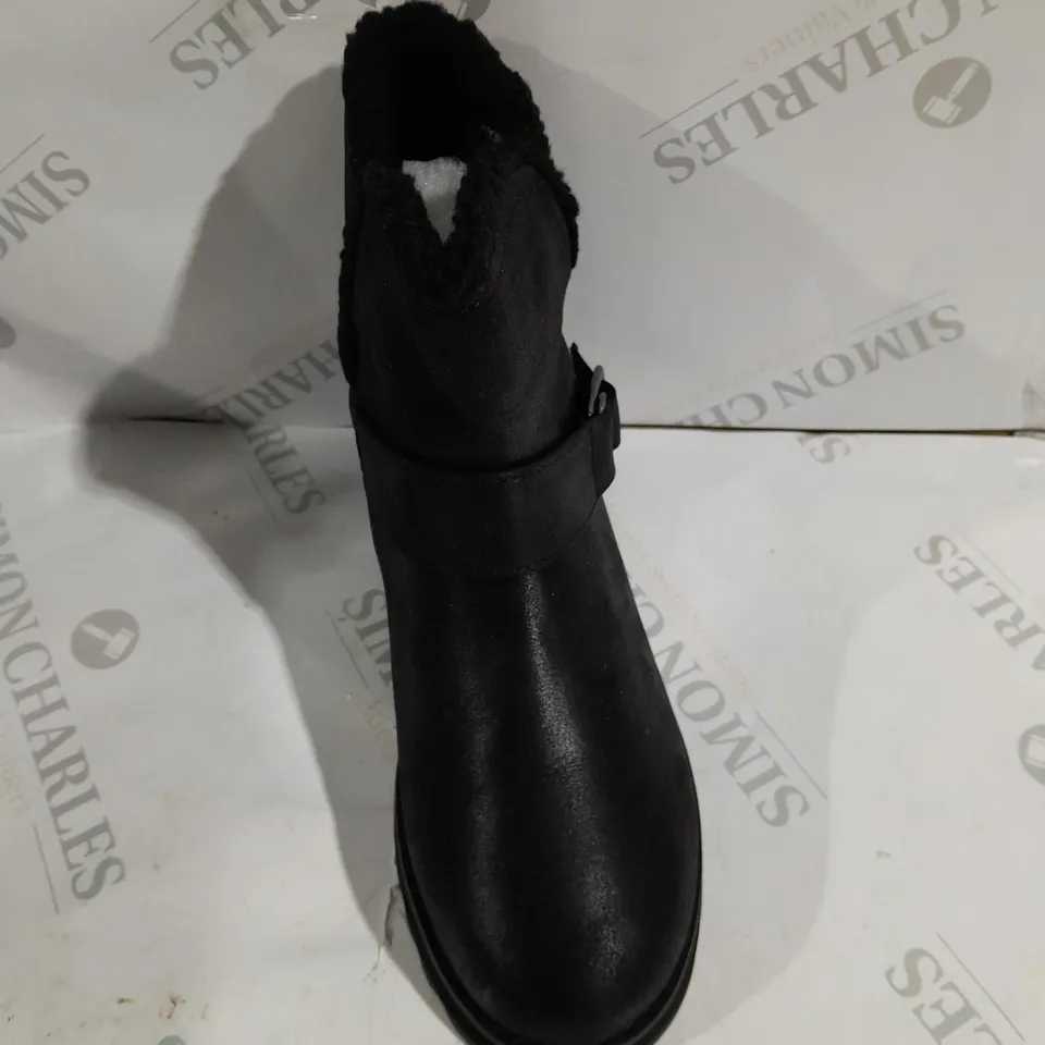 BOXED PAIR OF SKECHERS CABIN FEEL BOOTS IN BLACK - SIZE 5