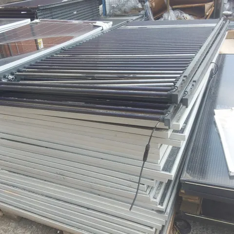 PALLET CONTAINING A VERY LARGE QUANTITY OF SOLAR PANELS