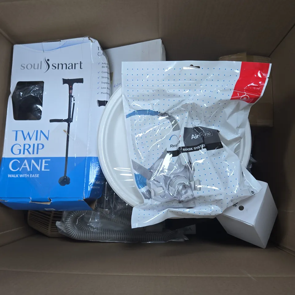 BOX OF APPROXIMATELY 15 ASSORTED HOUSEHOLD ITEMS TO INCLUDE - MINECRAFT TOWEL, PACKING LABLES, AND TUMI BAG ETC. 