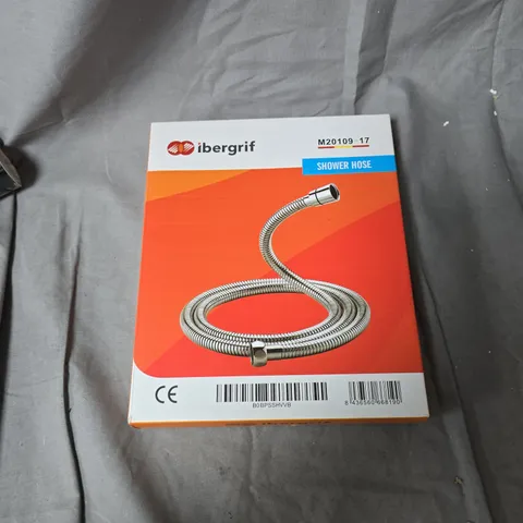 BOX OF ASSORTED HOUSEHOLD ITEMS INCLUDING IBERGRIF SHOWER HOSE (BOXED) AND DIAMOND RANGE FITTED SHEET 