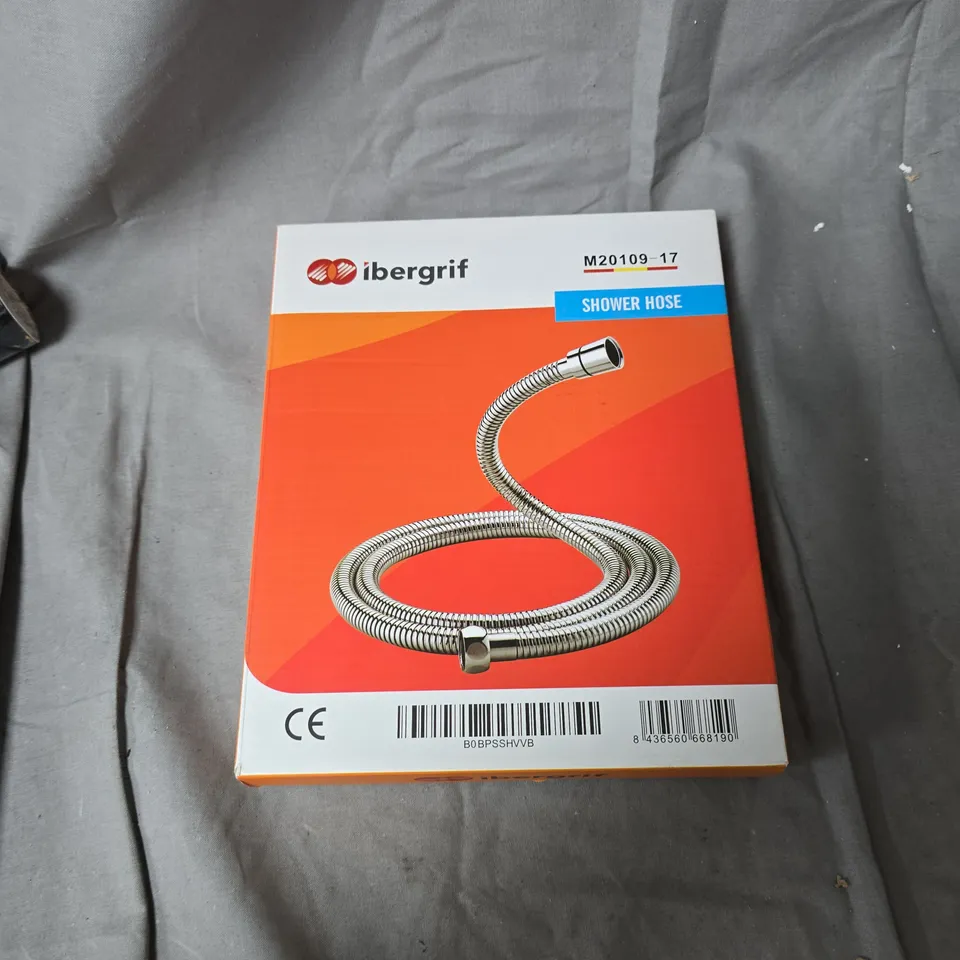 BOX OF ASSORTED HOUSEHOLD ITEMS INCLUDING IBERGRIF SHOWER HOSE (BOXED) AND DIAMOND RANGE FITTED SHEET 