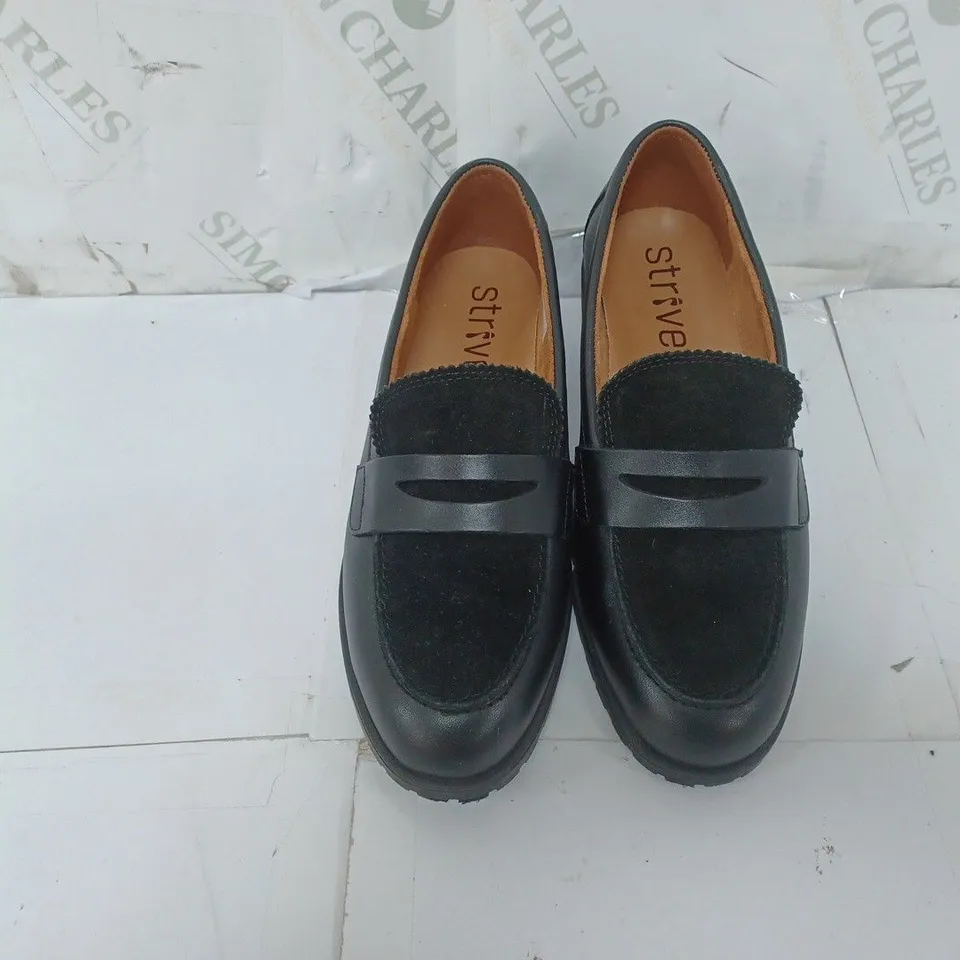 PAIR OF STRIVE LOAFERS IN BLACK SIZE 4.5 