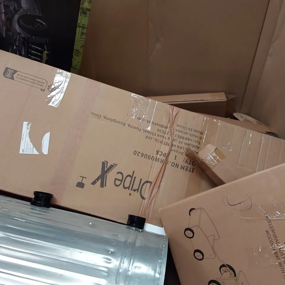 PALLET OF ASSORTED ITEMS INCLUDING: TURNTABLE HI-FI SYSTEM WITH SPEAKERS, 19" LED MONITOR, VICKS HUMIDIFIERS, BETENST POP UP TENT, BACKPACK