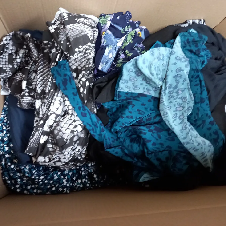 BOX OF APPROXIMATELY 20 ASSORTED ITEMS OF CLOTHING TO INCLUDE NINA LEONARD, TOGETHER, ETC