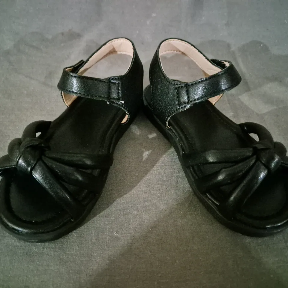 BOXED PAIR OF UNBRANDED KID'S OPEN TOE SANDALS IN BLACK EU SIZE 25