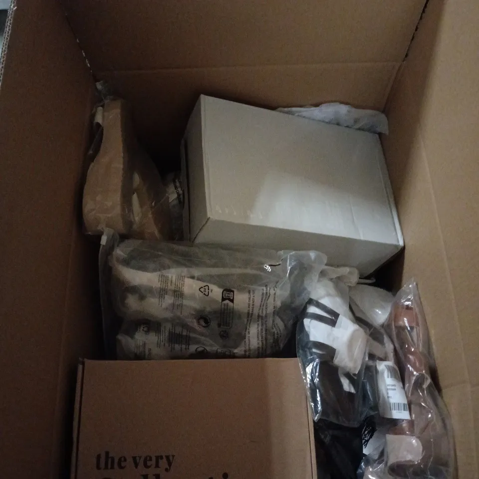 BOX OF APPROXIMATELY 20 ASSORTED FOOTWEAR ITEMS OF VARIOUS STYLES AND SIZES TO INCLUDE TRAINERS, SANDALS ETC