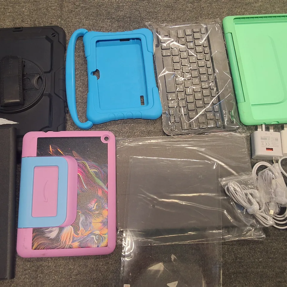 LOT OF ASSORTED MOBILE PHONE & TABLET ACCESSORIES TO INCLUDE CASES, PLUGS AND CHARGE CABLES