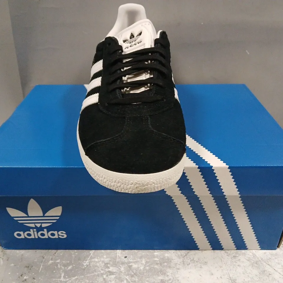 BOXED PAIR OF ADIDAS GAZELLE SHOES IN BLACK/WHITE SIZE UK 5.5
