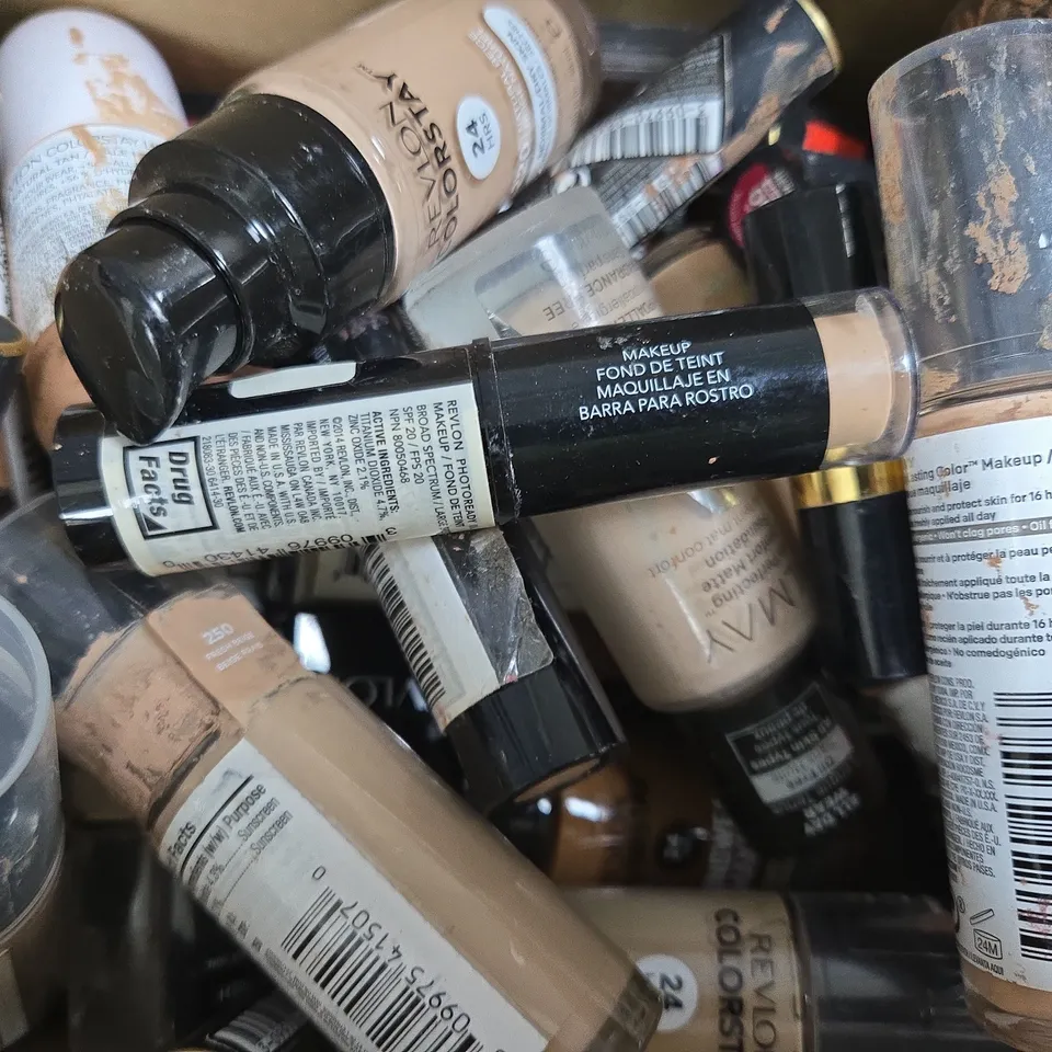 BOX OF APPROXIMATELY 20 ASSORTED COSMETIC AND MAKE-UP PRODUCTS TO INCLUDE ALMAY, REVLON, ETC