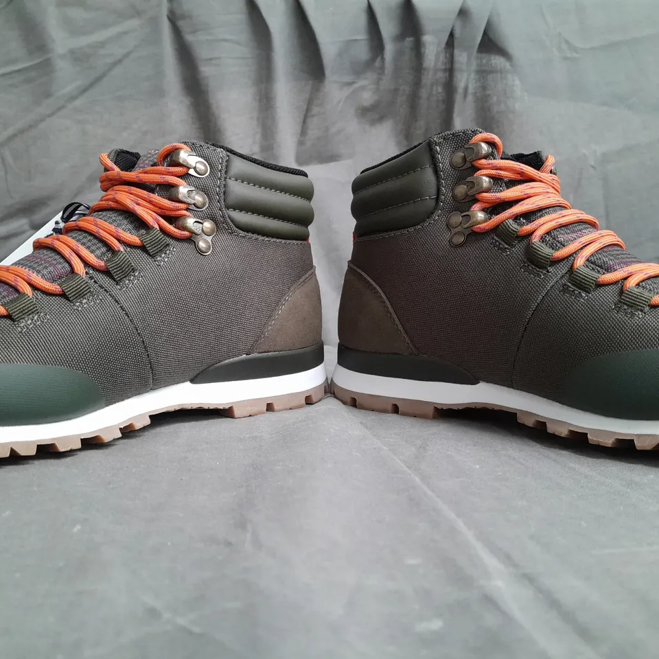 BOXED PAIR OF JOULES CHEDWORTH KHAKI BOOTS SIZE UK 4 