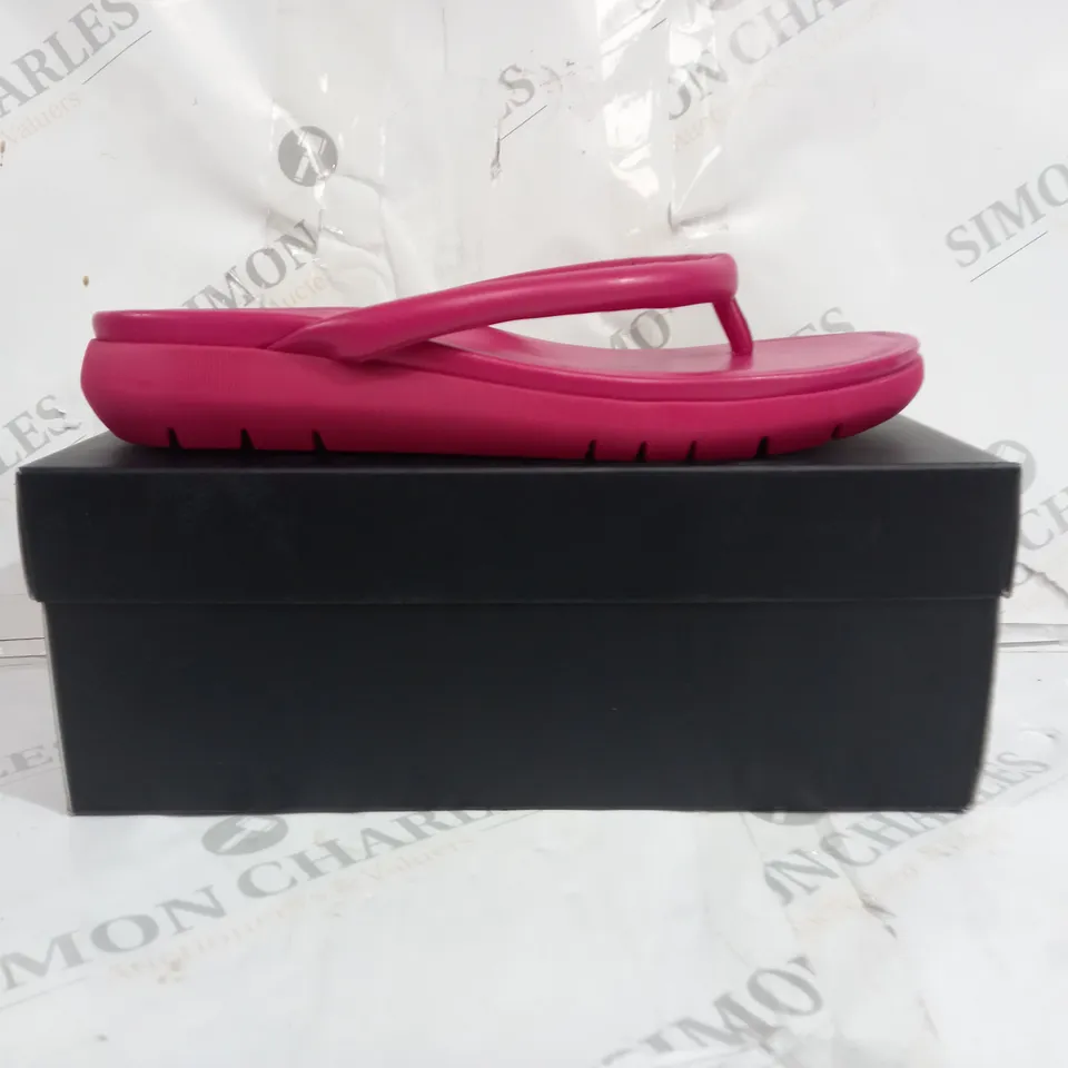 BOXED PAIR OF NATURALIZER SANDALS IN PINK SIZE 6